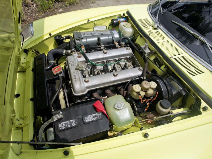 Моторный отсек Alfa Romeo 2000 Spider Veloce (115) 1971 года  (NA) (фото 9 из 15)